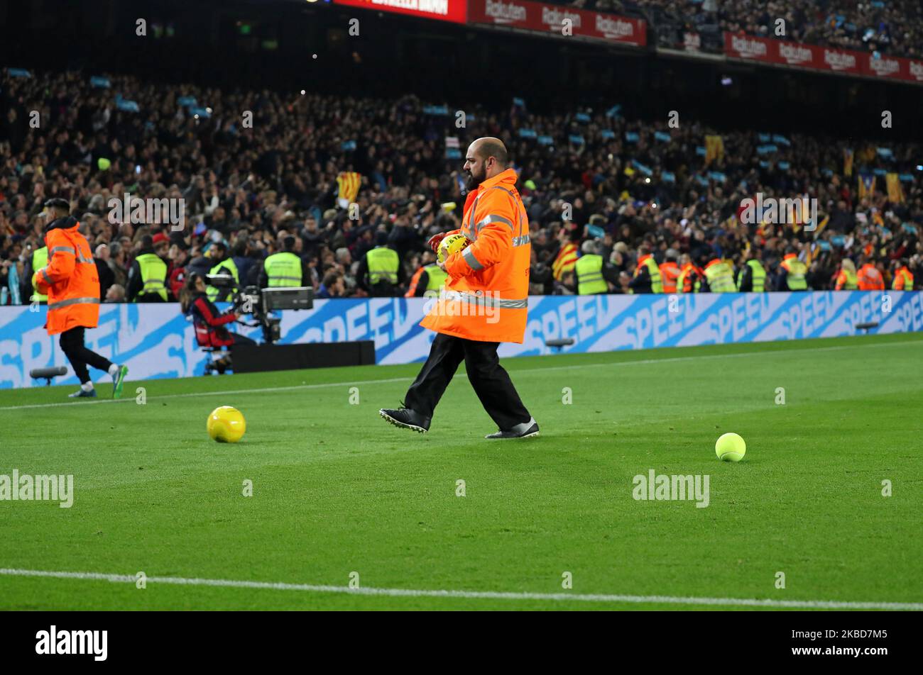 Tsunami Demokratische Proteste während des Spiels zwischen dem FC Barcelona und Real Madrid, die der Woche 10 der Liga Santander entsprechen, spielten am 17.. Dezember 2019 im Camp Nou Stadium in Barcelona, Spanien. -- (Foto von Urbanandsport/NurPhoto) Stockfoto