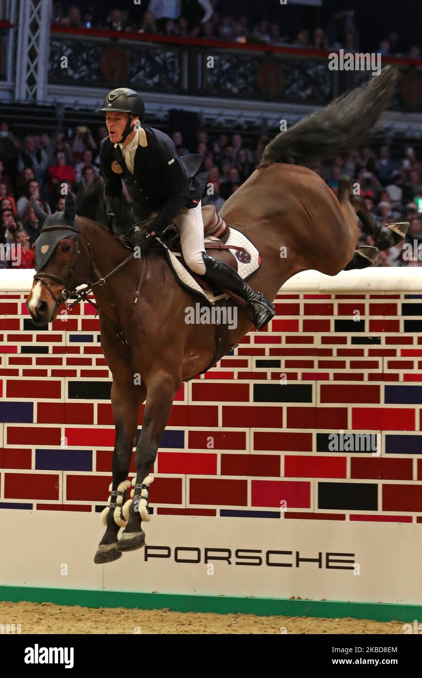 William Whitaker, der RMF Charly reitet, gewinnt das Cayenne Puissance Event auf der International Horse Show in Olympia, London am Mittwoch, 18.. Dezember 2019. (Foto von Jon Bromley/MI News/NurPhoto) Stockfoto