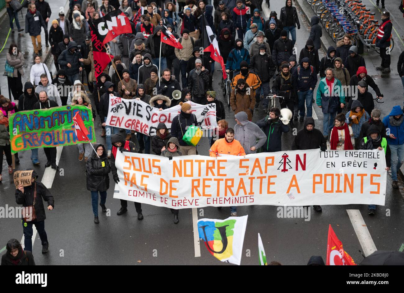 Am 19. Dezember 2019 demonstrierten Menschen in Nantes, Frankreich, gegen den Plan zur Reform des Rentensystems. Diese von der Gewerkschaft (CGT, FSU, FO und Solidarires) organisierte Demonstration brachte Cheminots der SNCF, nationales Bildungspersonal und GRDF-Agenten zusammen. (Foto von Estelle Ruiz/NurPhoto) Stockfoto