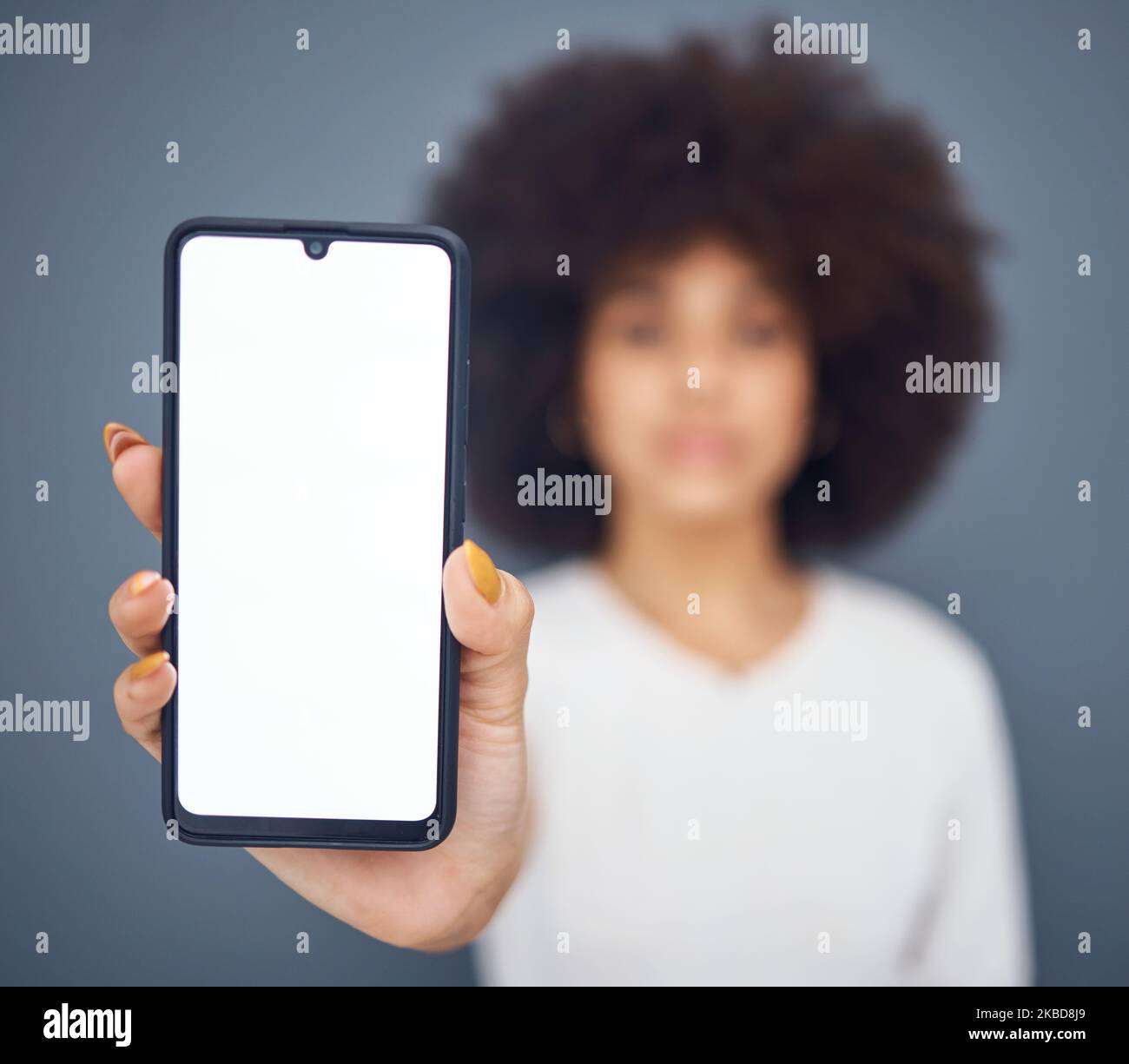 Digital, Mockup und Telefon mit Händen einer schwarzen Frau für Technologie, Website und Internet. Soziale Medien, E-Commerce und App mit leerem Bildschirm von mobilen Geräten Stockfoto