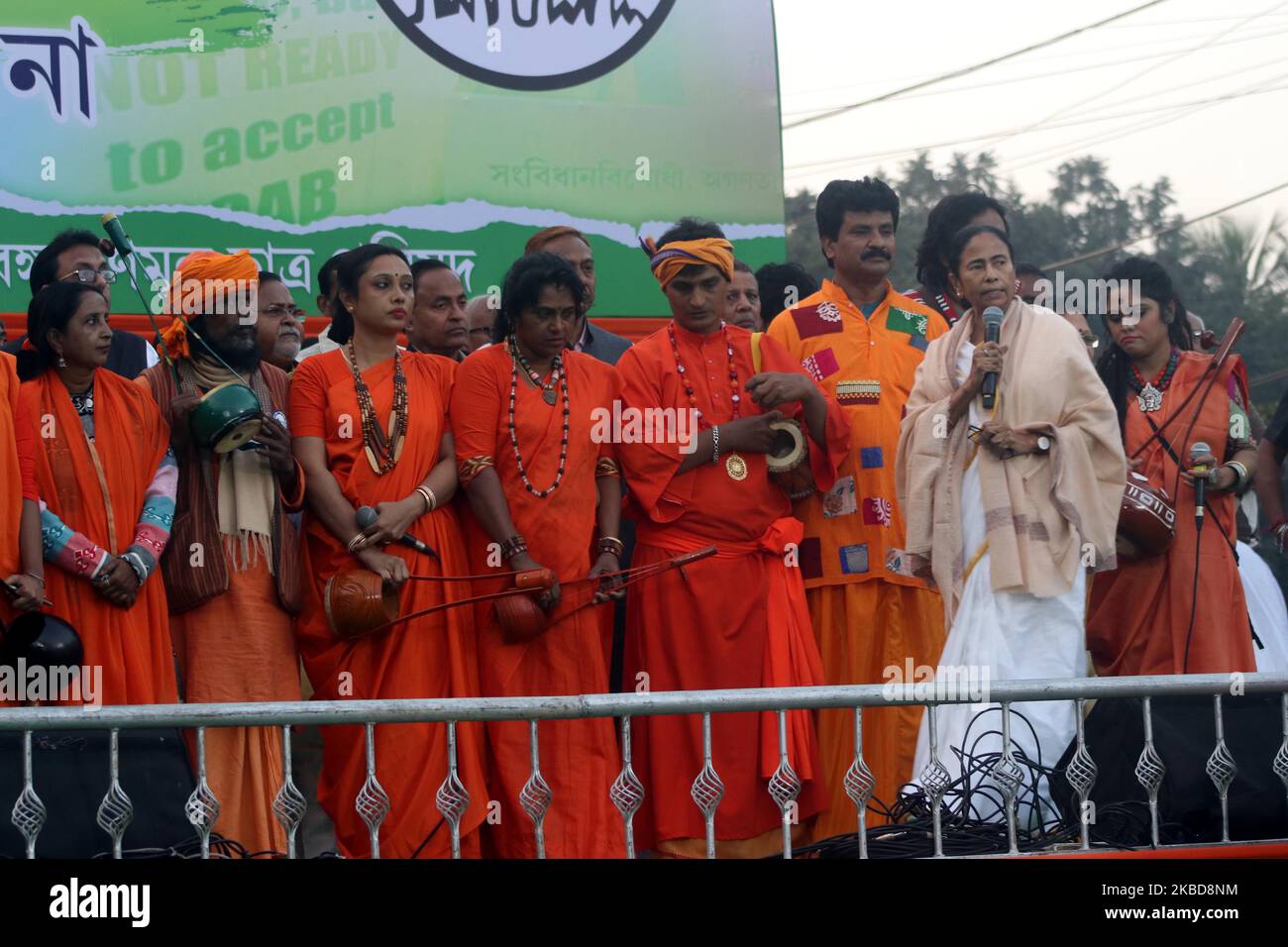 Die Chefministerin des westbengalen Staates und Vorsitzende des Trinamool-Kongresses (TMC) Mamata Banerjee sowie ihr Neffe Abhishak Banerjee MP und Parteianhänger bei einer Massenkundgebung während eines Protestes gegen das neue indische Staatsbürgerschaftsgesetz am 19. Dezember 2019 in Kalkutta. (Foto von Debajyoti Chakraborty/NurPhoto) Stockfoto