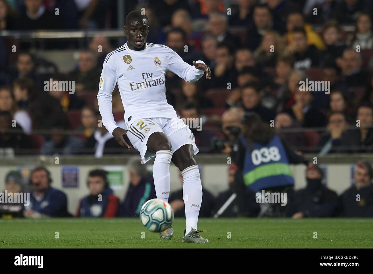 Ferland Mendy von Real Madrid kontrolliert den Ball während des Liga-Spiels zwischen dem FC Barcelona und Real Madrid CF im Camp Nou am 26. Oktober 2019 in Barcelona, Spanien. (Foto von Jose Breton/Pics Action/NurPhoto) Stockfoto