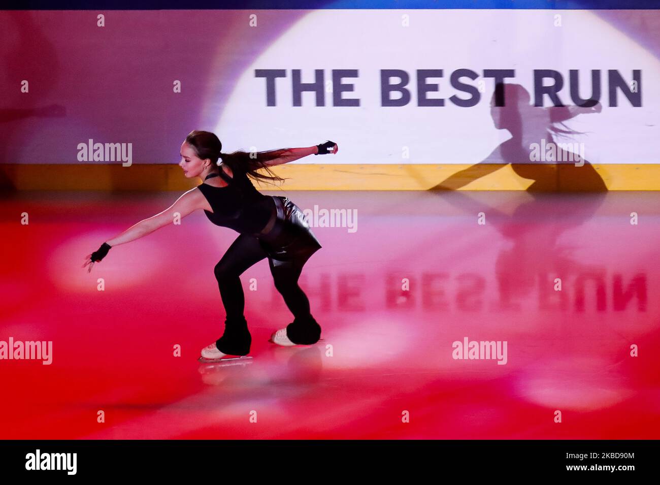 Eiskunstläuferin Alina Zagitova tritt während der Pre-Game Show des 2019 KHL Winter Classic Eishockey-Spiels zwischen SKA St. Petersburg und CSKA Moskau in der Gazprom Arena am 19. Dezember 2019 in Sankt Petersburg, Russland, auf. (Foto von Mike Kireev/NurPhoto) Stockfoto