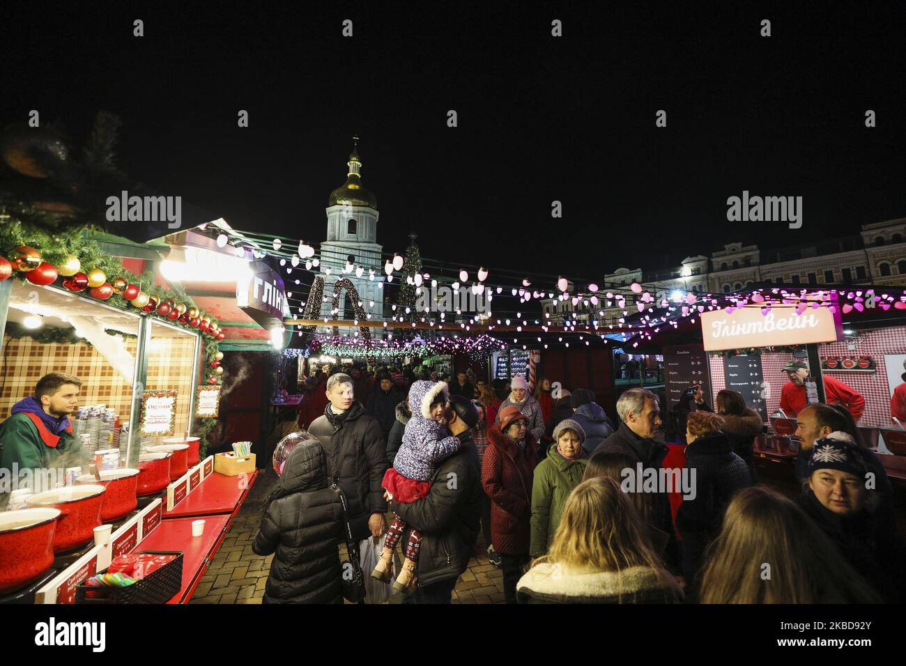 Am 19. Dezember 2019 versammelten sich einige Tausend Menschen, um die Lichter auf dem Weihnachtsbaum auf dem Sifiyska-Platz in Kiew, Ukraine, zu sehen. Der Hauptweihnachtsbaum der Ukraine leuchtete auf dem Sofiyska-Platz in Kiew auf. (Foto von Sergii Chartschenko/NurPhoto) Stockfoto