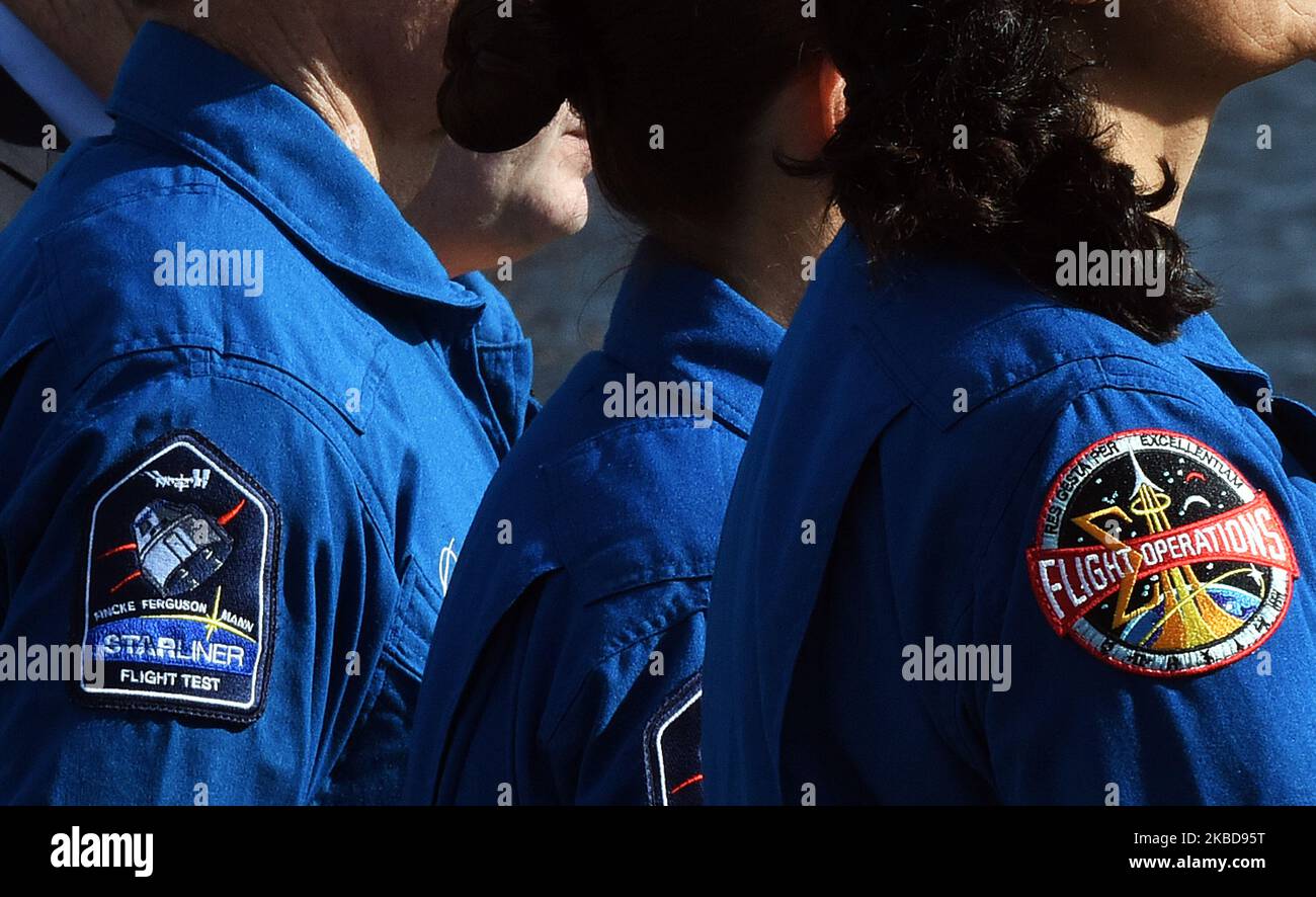Schulterflecken sind auf den Anzügen des Boeing-Astronauten Chris Ferguson (links) und des NASA-Astronauten Suni Williams (rechts) während einer Pressekonferenz am 19. Dezember 2019 vor dem morgigen planmäßigen Orbitalflugtest der Boeing-Raumsonde CST-100 Starliner im Kennedy Space Center in Florida zu sehen. (Foto von Paul Hennessy/NurPhoto) Stockfoto