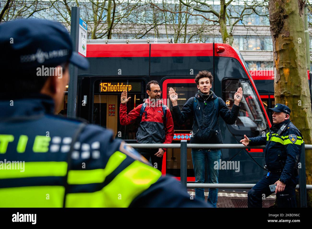 Zwei Aktivisten zeigen ihre Hände mit Augen auf sie, wo sie dem Obersten Gerichtshof zu nahe waren, während einer Demonstration zur Unterstützung des Urgenda-Falls, die am 20.. Dezember 2019 in Den Haag stattfand. (Foto von Romy Arroyo Fernandez/NurPhoto) Stockfoto