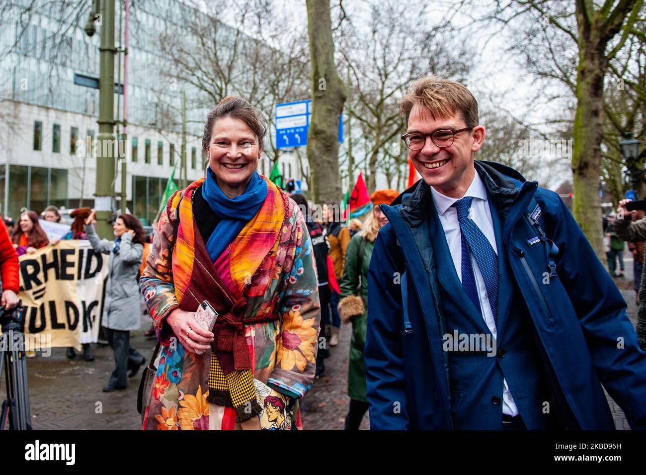 Nach der positiven Resolution im Urgenda-Fall gratulierten Marjan Minnesma, der Direktor der Urgenda-Kampagne und Dennis van Berkel Klimajurist, den Aktivisten, die draußen für den Urgenda-Fall demonstrierten, der am 20.. Dezember 2019 vor dem Obersten Gerichtshof in Den Haag stattfand. (Foto von Romy Arroyo Fernandez/NurPhoto) Stockfoto