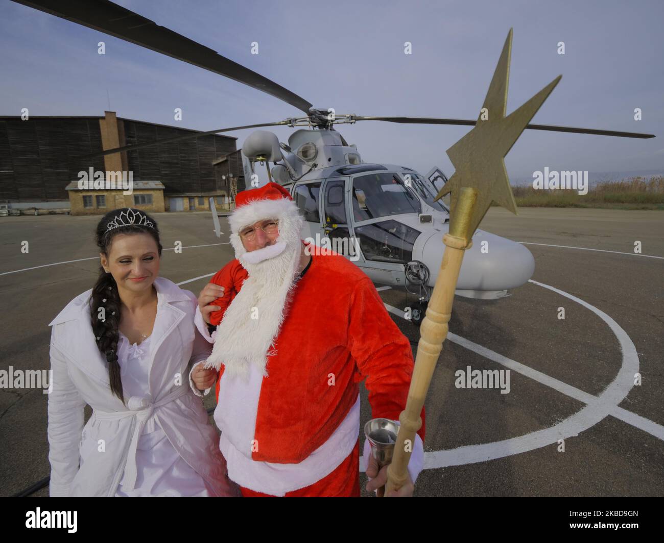 Der Weihnachtsmann fuhr am 20. Dezember 2019 während einer Weihnachtsparty auf dem Militärstützpunkt in der Schwarzmeerstadt Varna, Bulgarien, mit einem Hubschrauber. (Foto von /Impact Press Group/NurPhoto) Stockfoto