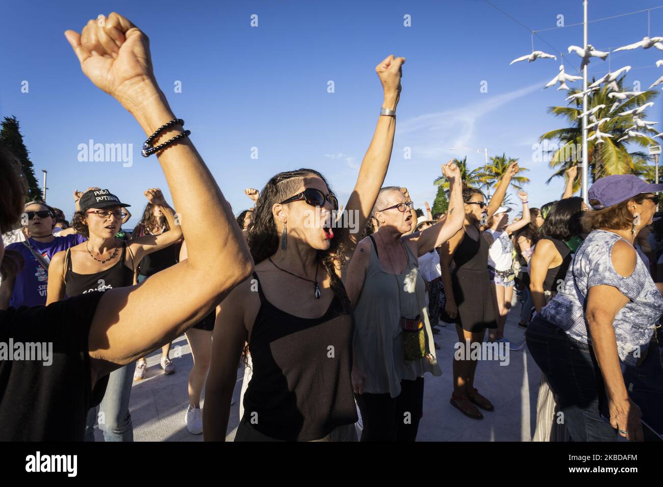 Eine feministische Gruppe ruft am 21. Dezember 2019 zu einem Protest vor dem Capitol Hill in San Juan, Puerto Rico, auf. Sie führen den Akt „el violador eres tu“ auf. (Foto von Alejandro Granadillo/NurPhoto) Stockfoto