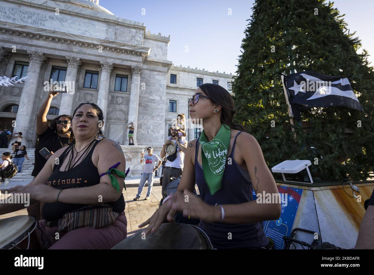 Eine feministische Gruppe ruft am 21. Dezember 2019 zu einem Protest vor dem Capitol Hill in San Juan, Puerto Rico, auf. Sie führen den Akt „el violador eres tu“ auf. (Foto von Alejandro Granadillo/NurPhoto) Stockfoto