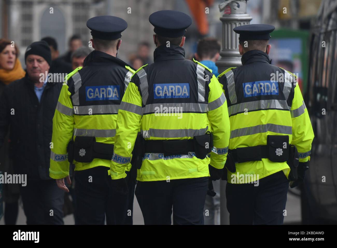 Mitglieder der Garda Siochana (irische Polizei) patrouillieren während der Weihnachtszeit im Stadtzentrum von Dublin. Am Samstag, den 21. Dezember 2019, in Dublin, Irland. (Foto von Artur Widak/NurPhoto) Stockfoto