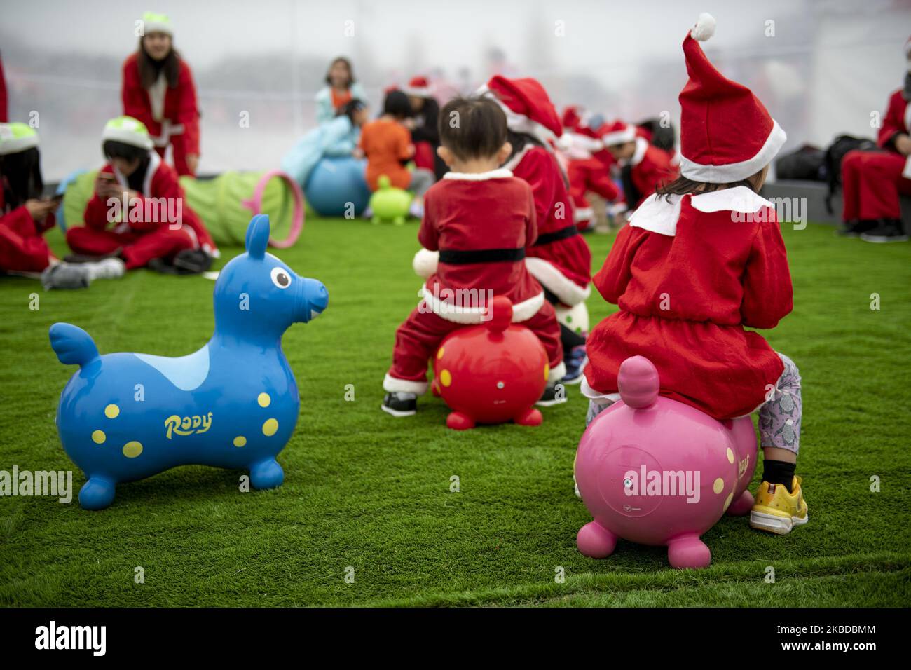 Ein Kind im Weihnachtsmann-Kostüm während des Tokyo Great Santa Run 2019 in Tokio, Japan, 22. Dezember 2019. Die Menschen nahmen an der Wohltätigkeitsveranstaltung in Tokio Teil, bei der ein Teil der Teilnahmegebühr in Weihnachtsgeschenke für Kinder, die im Krankenhaus untergebracht wurden, fließt. (Foto von Alessandro Di Ciommo/NurPhoto) Stockfoto