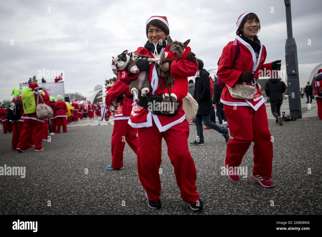 Teilnehmer in Weihnachtsmannkostümen nehmen am Tokyo Great Santa Run 2019 in Tokio, Japan, am 22. Dezember 2019 Teil. Die Menschen nahmen an der Wohltätigkeitsveranstaltung in Tokio Teil, bei der ein Teil der Teilnahmegebühr in Weihnachtsgeschenke für Kinder, die im Krankenhaus untergebracht wurden, fließt. (Foto von Alessandro Di Ciommo/NurPhoto) Stockfoto