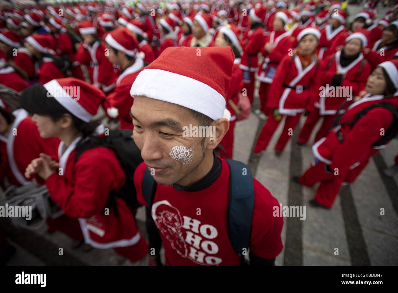 Teilnehmer in Weihnachtsmannkostümen nehmen am Tokyo Great Santa Run 2019 in Tokio, Japan, am 22. Dezember 2019 Teil. Die Menschen nahmen an der Wohltätigkeitsveranstaltung in Tokio Teil, bei der ein Teil der Teilnahmegebühr in Weihnachtsgeschenke für Kinder, die im Krankenhaus untergebracht wurden, fließt. (Foto von Alessandro Di Ciommo/NurPhoto) Stockfoto