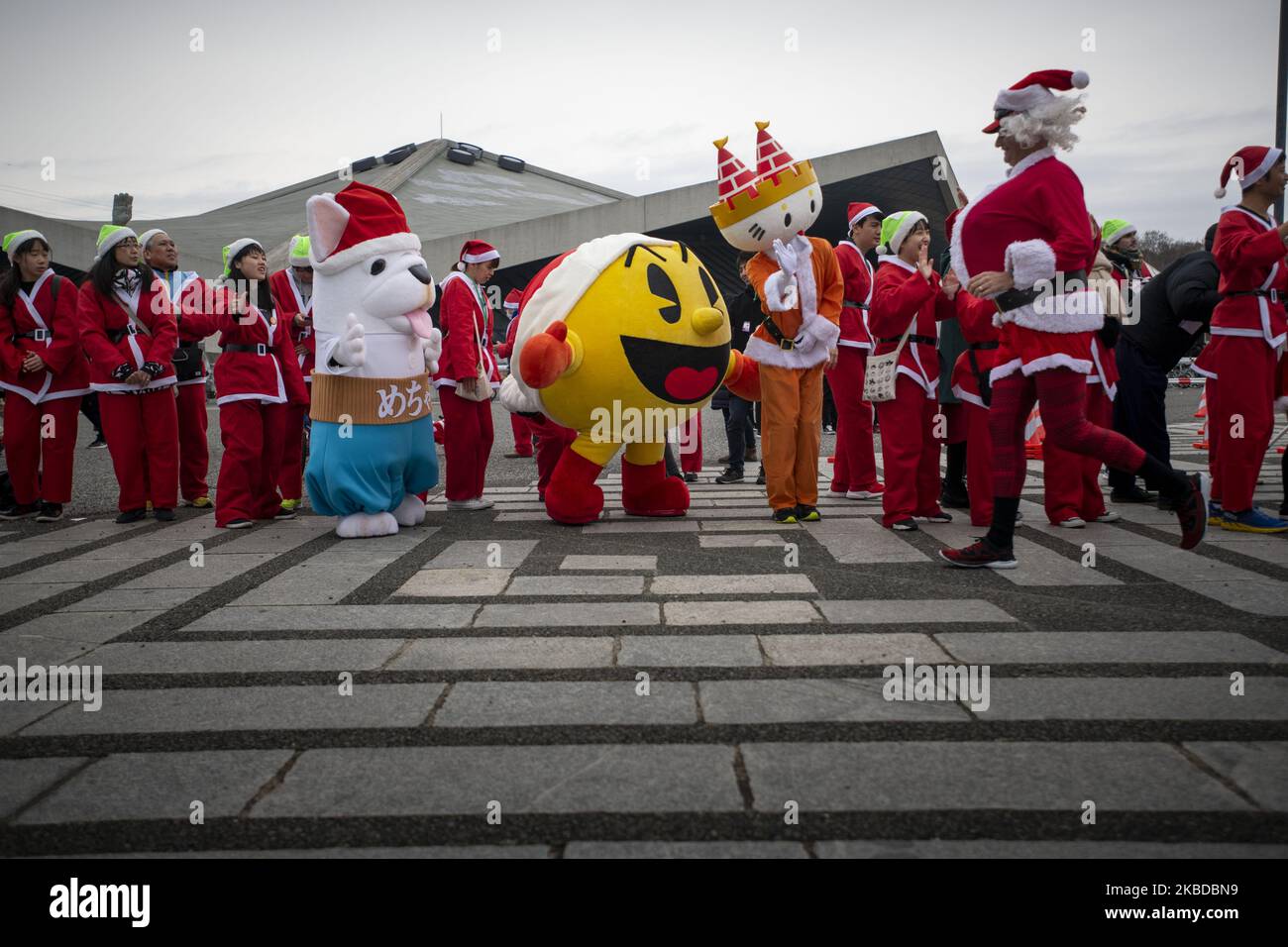 Teilnehmer in Weihnachtsmannkostümen nehmen am Tokyo Great Santa Run 2019 in Tokio, Japan, am 22. Dezember 2019 Teil. Die Menschen nahmen an der Wohltätigkeitsveranstaltung in Tokio Teil, bei der ein Teil der Teilnahmegebühr in Weihnachtsgeschenke für Kinder, die im Krankenhaus untergebracht wurden, fließt. (Foto von Alessandro Di Ciommo/NurPhoto) Stockfoto