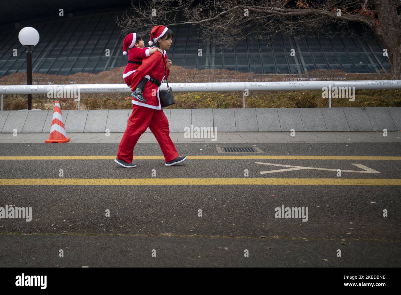 Teilnehmer in Weihnachtsmannkostümen nehmen am Tokyo Great Santa Run 2019 in Tokio, Japan, am 22. Dezember 2019 Teil. Die Menschen nahmen an der Wohltätigkeitsveranstaltung in Tokio Teil, bei der ein Teil der Teilnahmegebühr in Weihnachtsgeschenke für Kinder, die im Krankenhaus untergebracht wurden, fließt. (Foto von Alessandro Di Ciommo/NurPhoto) Stockfoto