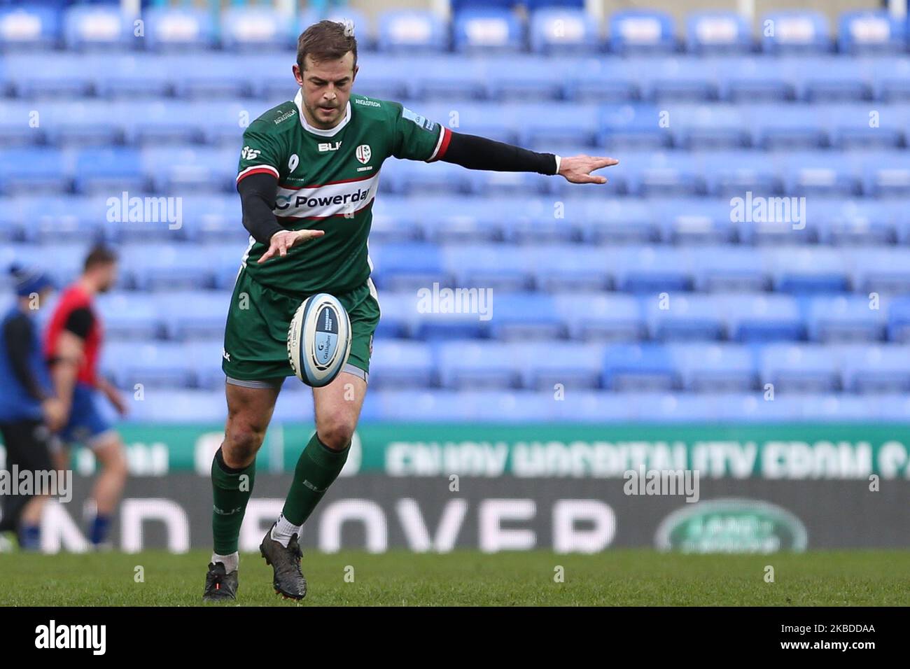 Stephen Myler von London Irish tritt den Ball während des Spiels der Gallagher Premiership zwischen London Irish und Bath Rugby im Madejski Stadium, Reading am Sonntag, den 22.. Dezember 2019. (Foto von Jacques Feeney/MI News/NurPhoto) Stockfoto