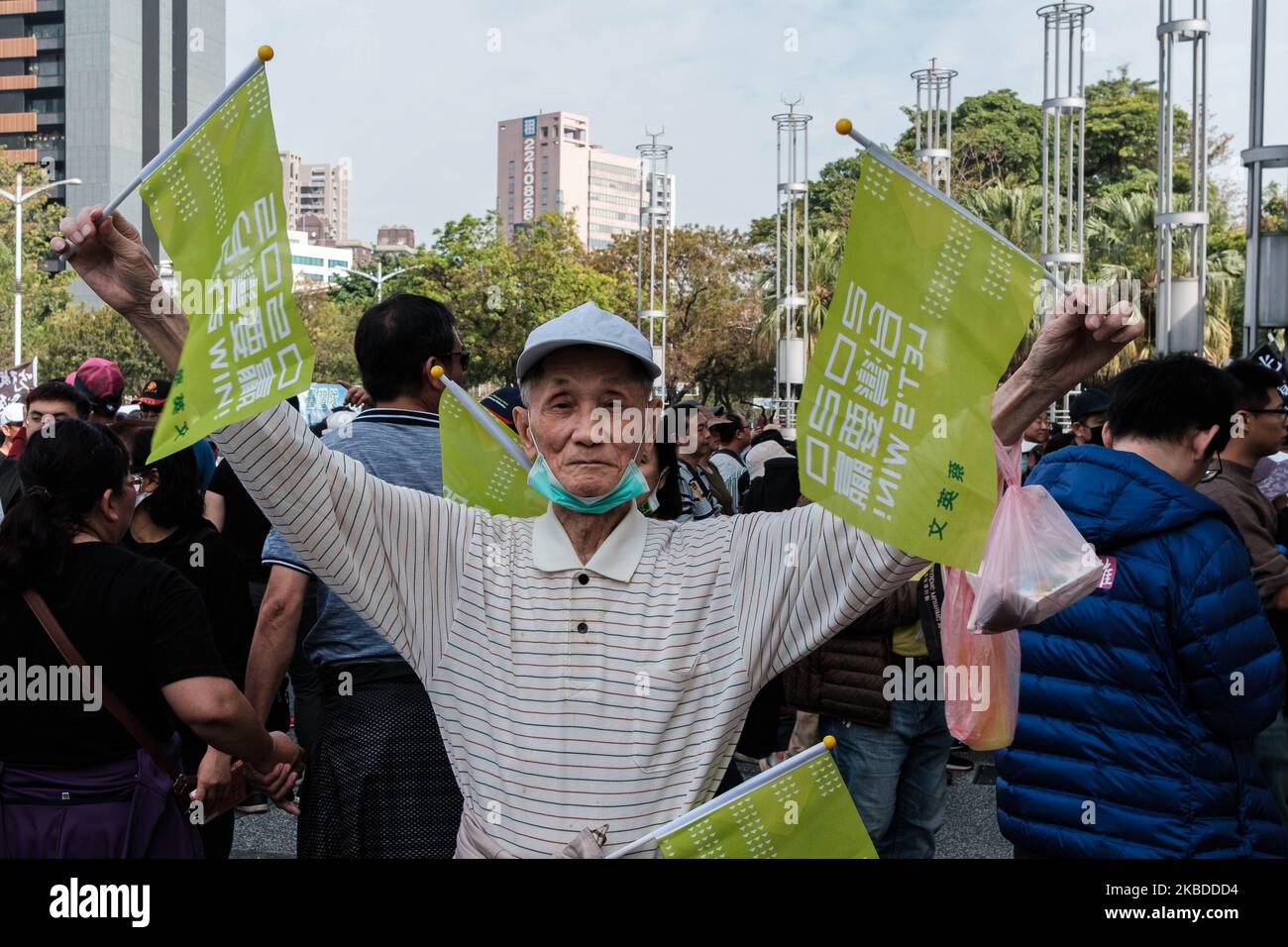 Ein älterer Mann, der am 21. Dezember 2019 in Kaohsiung, Taiwan, gegen Han Kuo Yu protestierte. Er sagt: „Nur die Freiheit kann dem taiwanesischen Volk zum Glück verführen. Das Leben in einem kommunistischen Staat ist gleichbedeutend mit dem Leben in der Hölle.“ Schätzungsweise 500,000 gingen auf die Straßen der Stadt Kaohsiung und nahmen an einem marsch Teil, der von der lokalen Aktivistengruppe „We Care“ organisiert wurde. Der Marsch sollte den Rückruf des Bürgermeisters und der Präsidentschaftskandidatur der Opposition Han Kuo-yu fordern. Han Kuo-yu. (Foto von Jose Lopes Amaral/NurPhoto) Stockfoto