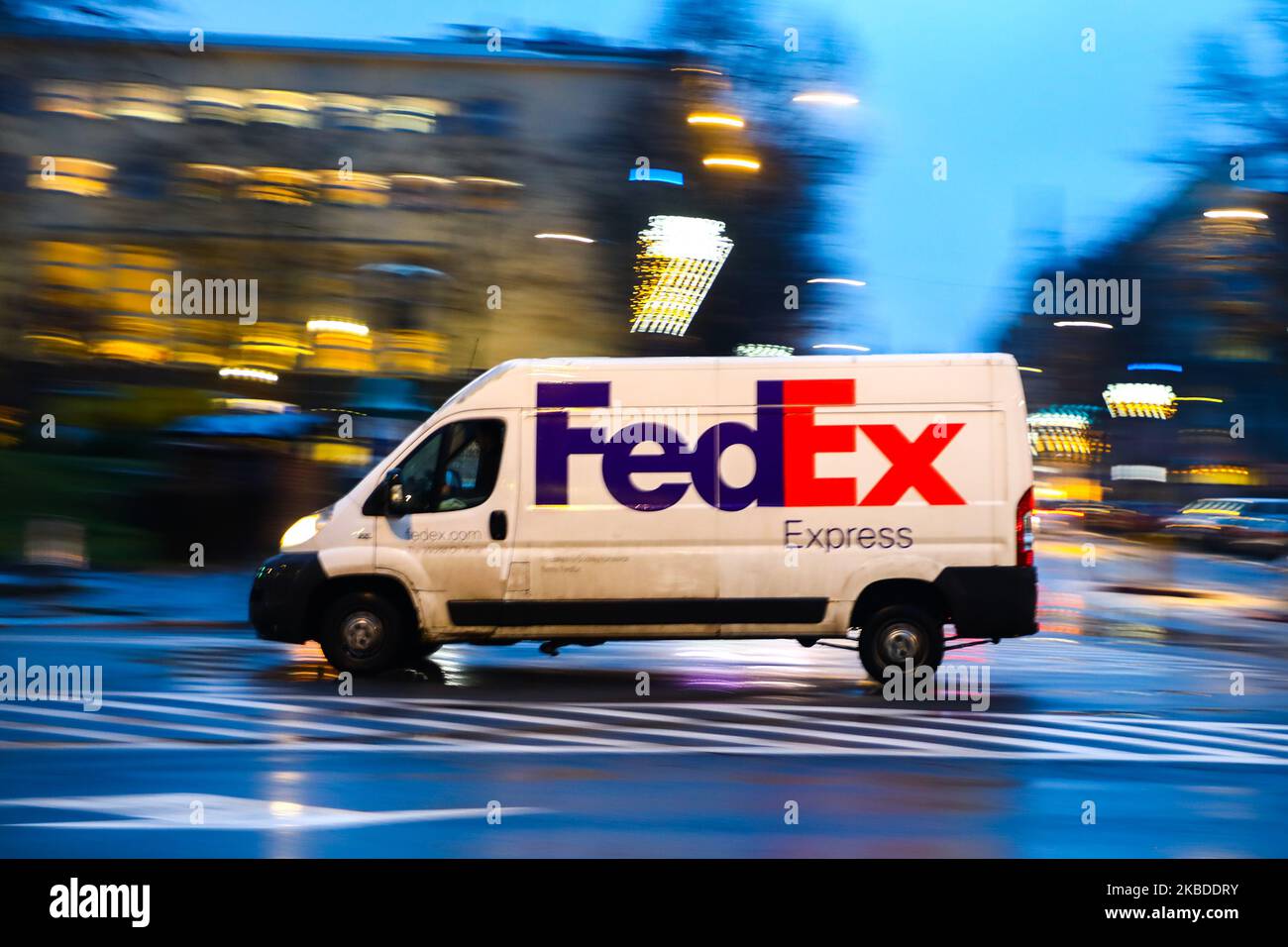 FedEx van fährt während des Weihnachtsrausches durch die Straßen in Gliwice, Polen. 23.. Dezember 2019 (Foto von Beata Zawrzel/NurPhoto) Stockfoto