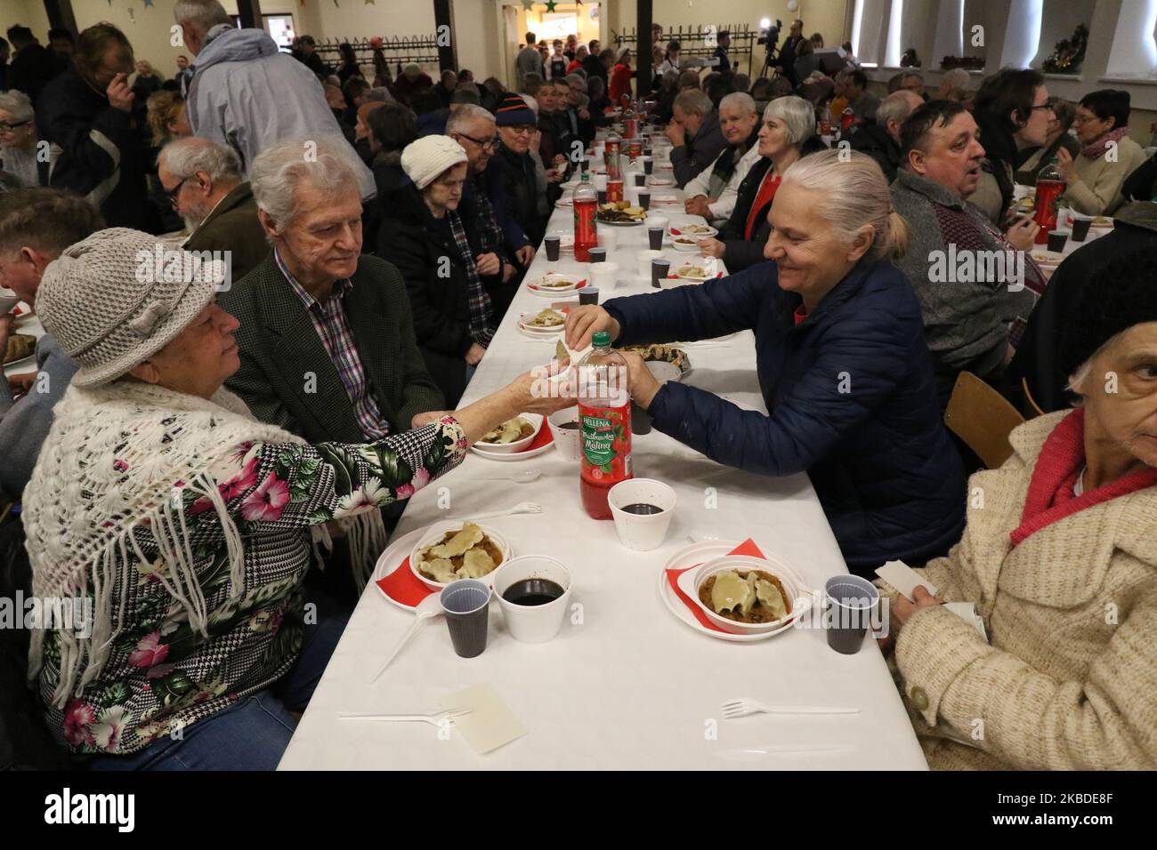Am 24. Dezember 2019 nahmen mehr als 200 Personen am Weihnachtsessen in Sopot, Polen, Teil. Das