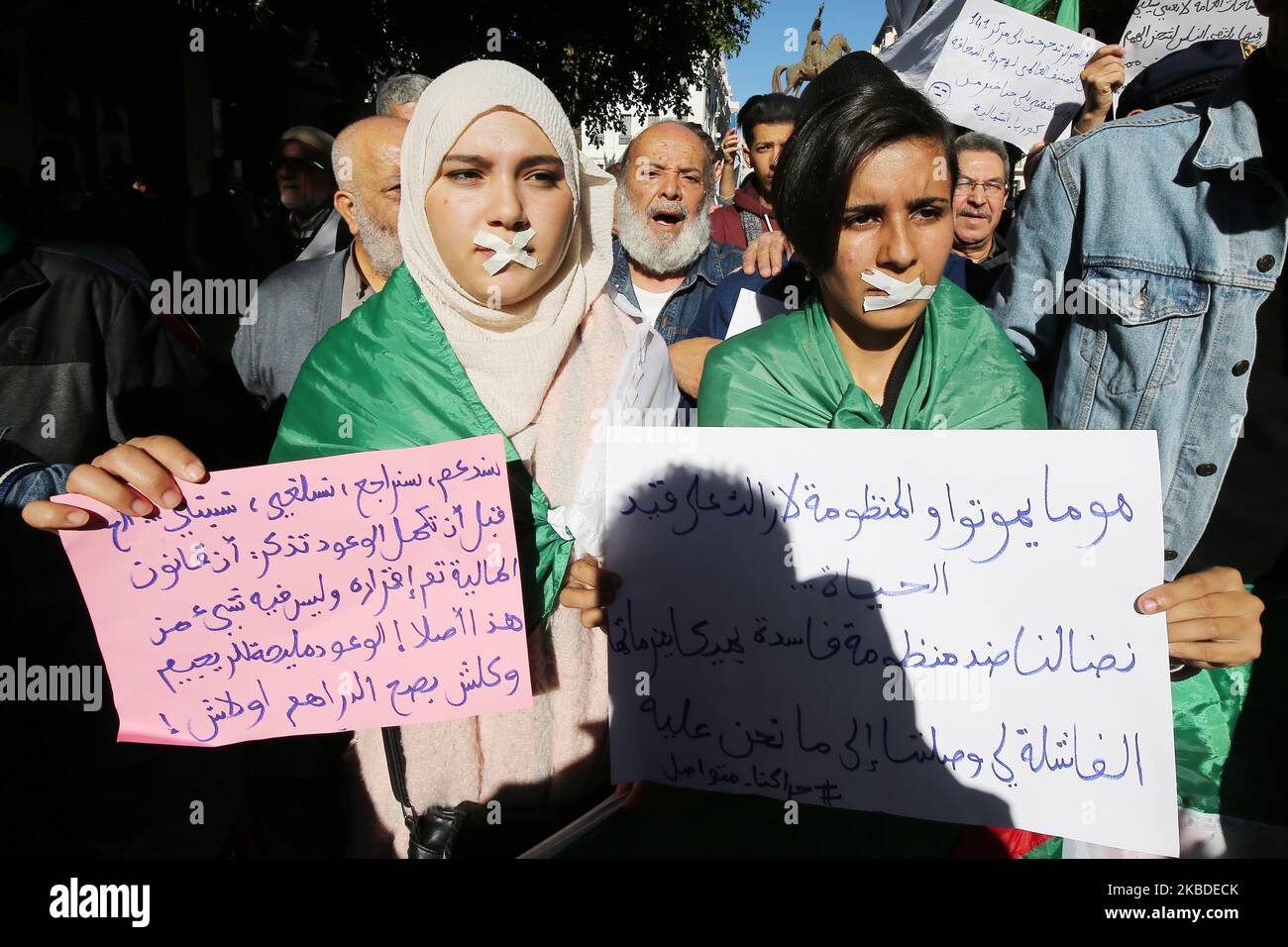 Algerier singen Parolen, während sie während einer regierungsfeindlichen Demonstration in Algier, Algerien, 24. Dezember 2019 marschieren (Foto: Bilral Bensalem/NurPhoto) Stockfoto