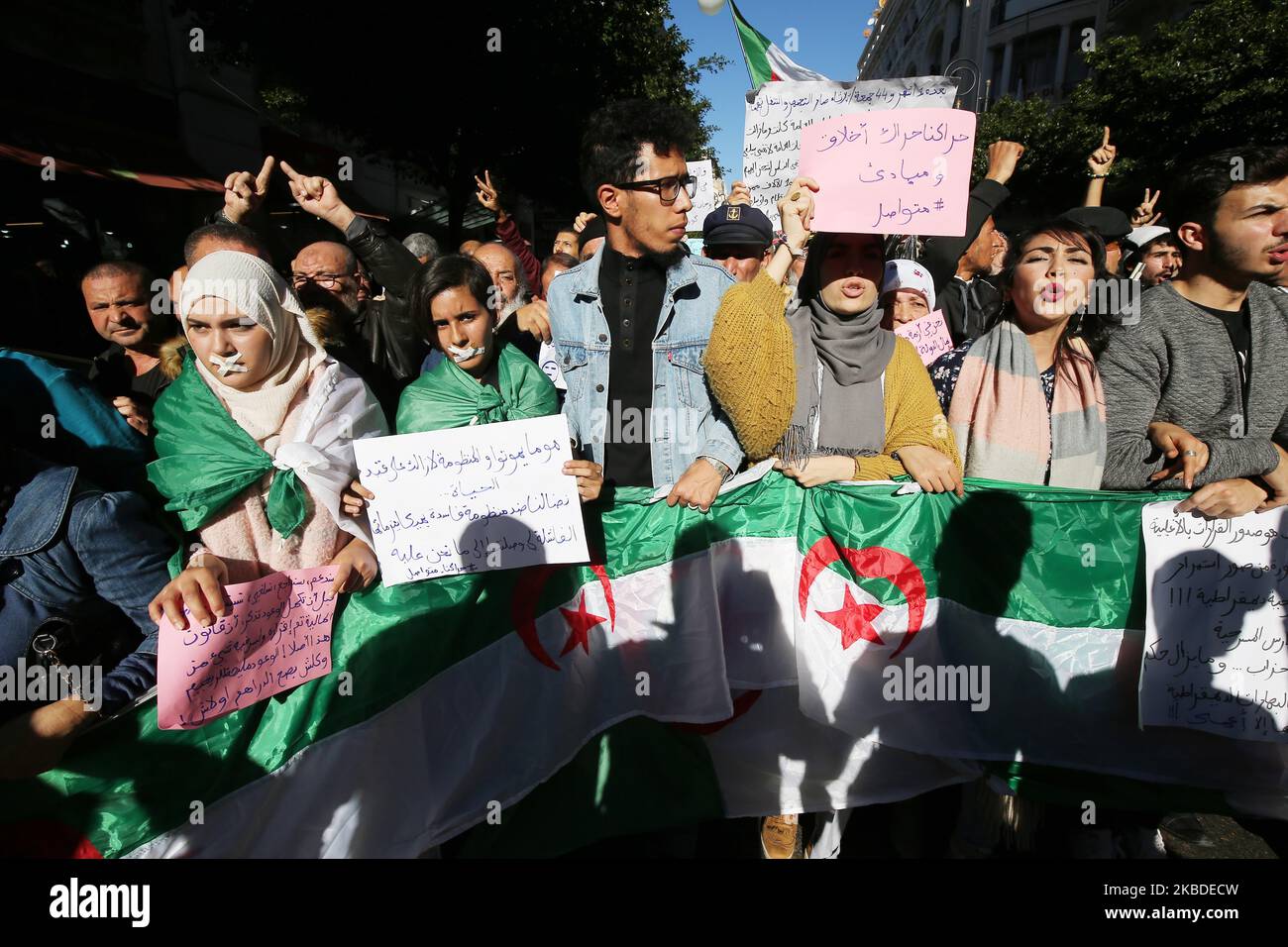 Algerier singen Parolen, während sie während einer regierungsfeindlichen Demonstration in Algier, Algerien, 24. Dezember 2019 marschieren (Foto: Bilral Bensalem/NurPhoto) Stockfoto