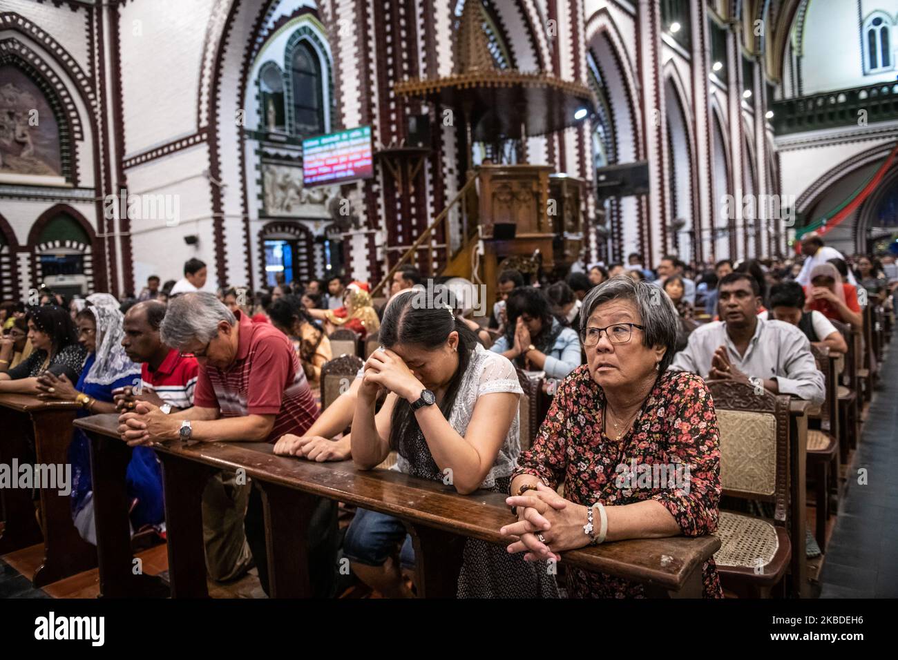 Am 24. Dezember 2019 beten christliche Gläubige in Myanmar während einer Heiligabend-Messe in der St. Mary’s Cathedral in Yangon, Myanmar. (Foto von Shwe Paw Mya Tin/NurPhoto) Stockfoto