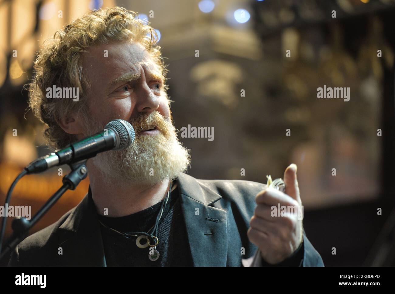 Glen Hansard nimmt an der jährlichen Heiligabend-Busk zur Unterstützung der Dublin Simon Community vor dem Gaiety Theatre in Dublin Teil. Hunderte nahmen an dem jährlichen Sammelkonzert Teil, in der Hoffnung, den Frontmann Bono aus dem Jahr U2 zu sehen. Am Dienstag, den 24. Dezember 2019, in Dublin, Irland. (Foto von Artur Widak/NurPhoto) Stockfoto