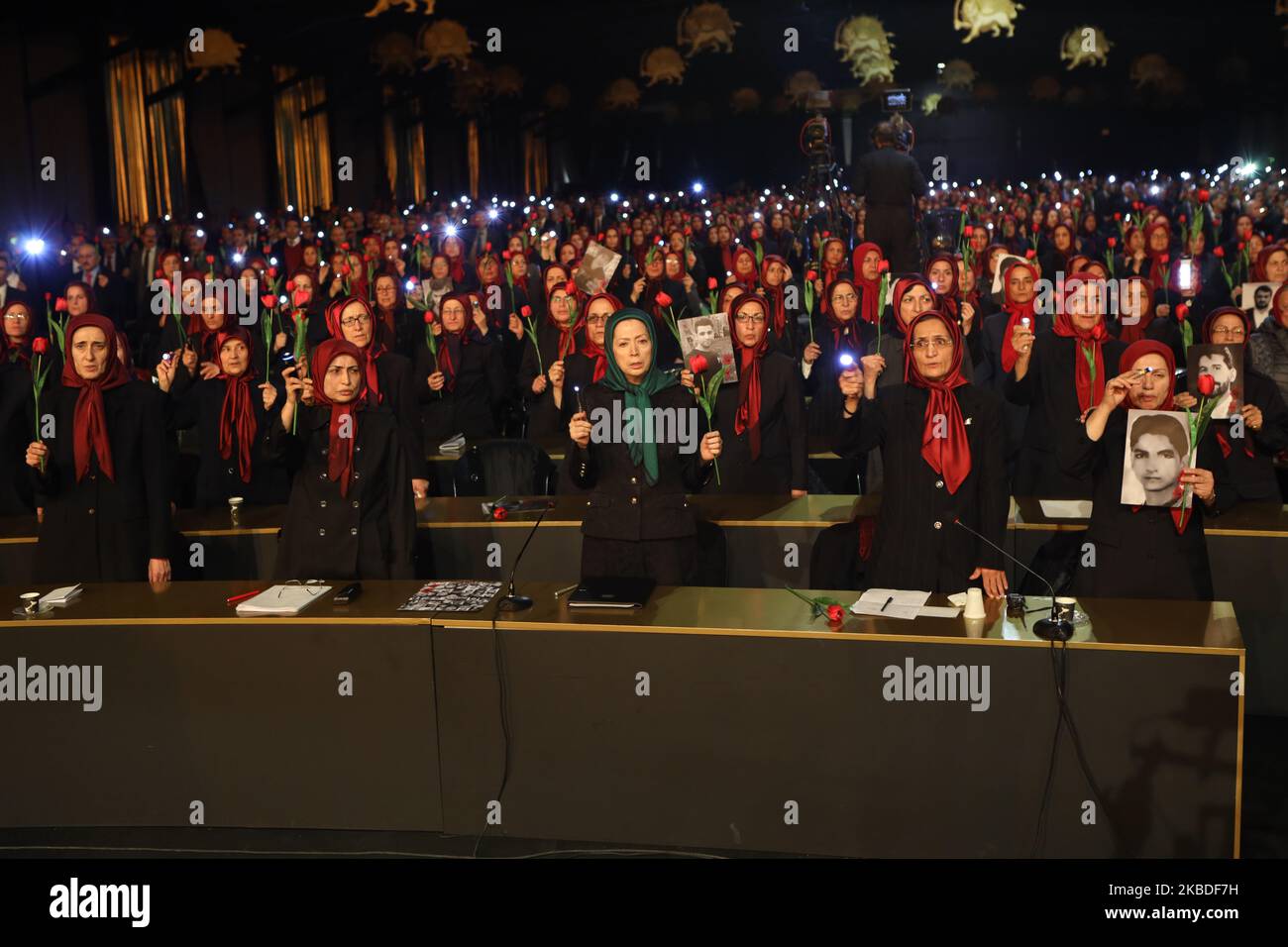 Tausende Mitglieder des Dissidenten Mujahedin-e Khalq (MEK) haben am 19. Dezember 2019 in Ashraf-3, Durres, Albanien, anlässlich des 40-tägigen Gedenkens an die 1.500 Demonstranten, die während der November-Proteste im Iran getötet wurden, eine Zeremonie durchgeführt. (Foto von Siavosh Hosseini/NurPhoto) Stockfoto