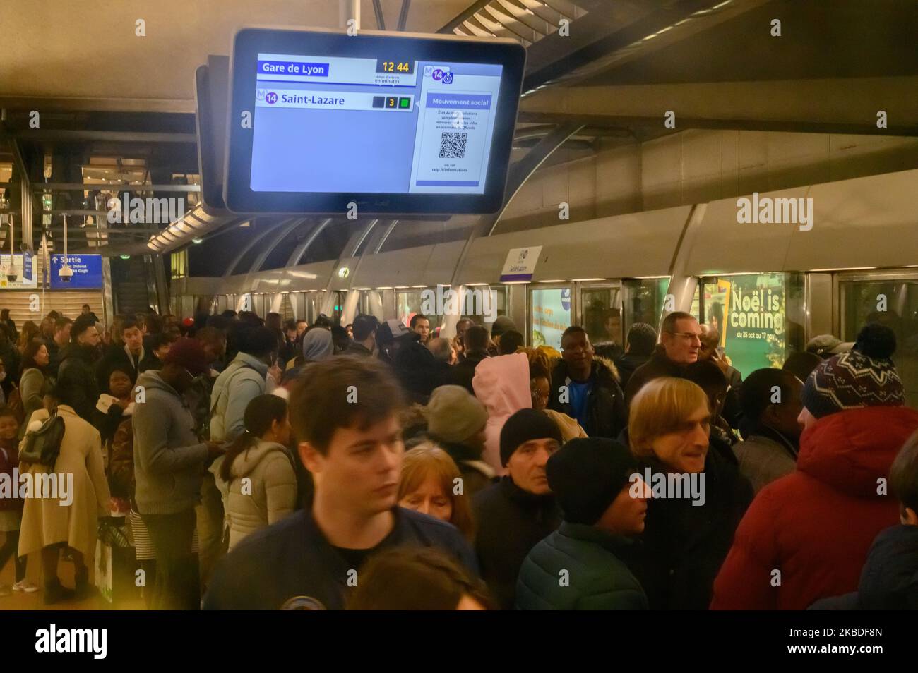 Reisende, die am 25. Dezember 2019 in Paris auf dem Bahnsteig der Linie 14, Bahnhof Gare de Lyon, warten. RATP-Agenten setzten ihren am 5. Dezember begonnenen Streik gegen das Rentenreformprojekt der Regierung fort. Infolgedessen waren nur die 2 automatischen Linien der Pariser Metro in Betrieb, und 14 andere waren außer Betrieb. (Foto von Estelle Ruiz/NurPhoto) Stockfoto