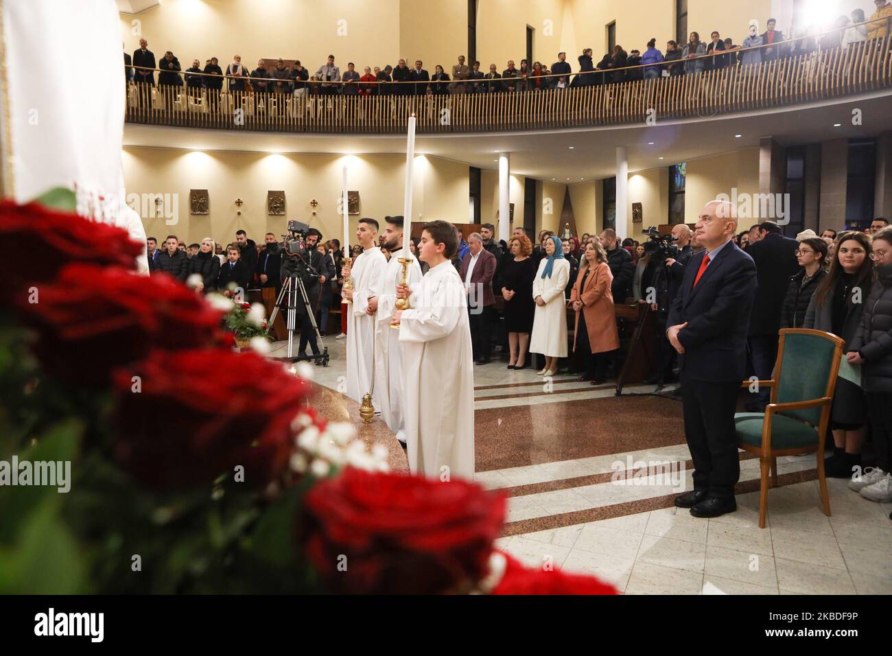 Weihnachtsfeiern anlässlich der Geburt Jesu Christi in der Metropolitan-Erzdiözese Tirana- Nötigung. Der albanische Präsident Ilir Meta (Front) und Maryam Rajavi, die designierte Präsidentin des Nationalen Widerstandsrates des Iran (NCRI) (erste Reihe, zweite von rechts), nahmen ebenfalls an den Feierlichkeiten Teil. (Foto von Siavosh Hosseini/NurPhoto) Stockfoto