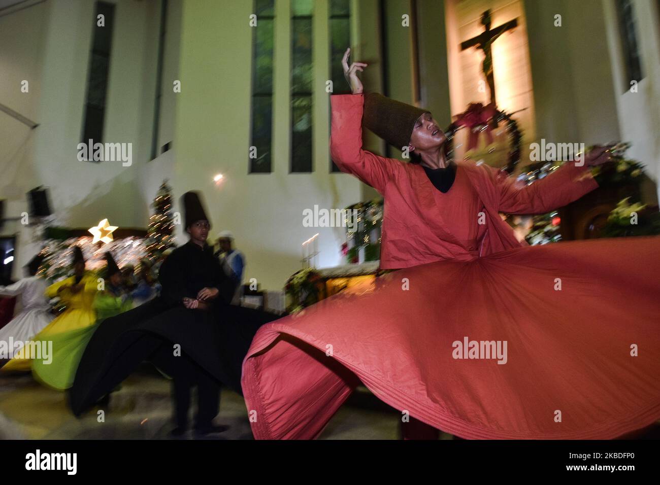 Rebana-Musik und Sufi-Tanz (islamisch) begleiten die Weihnachtsmesse in der katholischen Kirche St. Vincentius, Malang City, Ost-java, Indonesien, am 25. Dezember.die Begleitung von Rebana-islamischer und katholischer religiöser Musik aus der Gemeinde (Gusdurian Muda) in Malang. Begleiten Sie Pastoren in die Kirche. Diese Aktivitäten sollen die Freundschaft stärken und die interreligiöse Toleranz in Indonesien stärken. Indonesien ist das Land mit der größten muslimischen Bevölkerung der Welt und das Christentum ist das zweitgrößte, dann Hindu und Buddhist. Geschützt durch das staatliche Recht, jeder Bürger bei der Durchführung von religiösen Gottesdienst Stockfoto