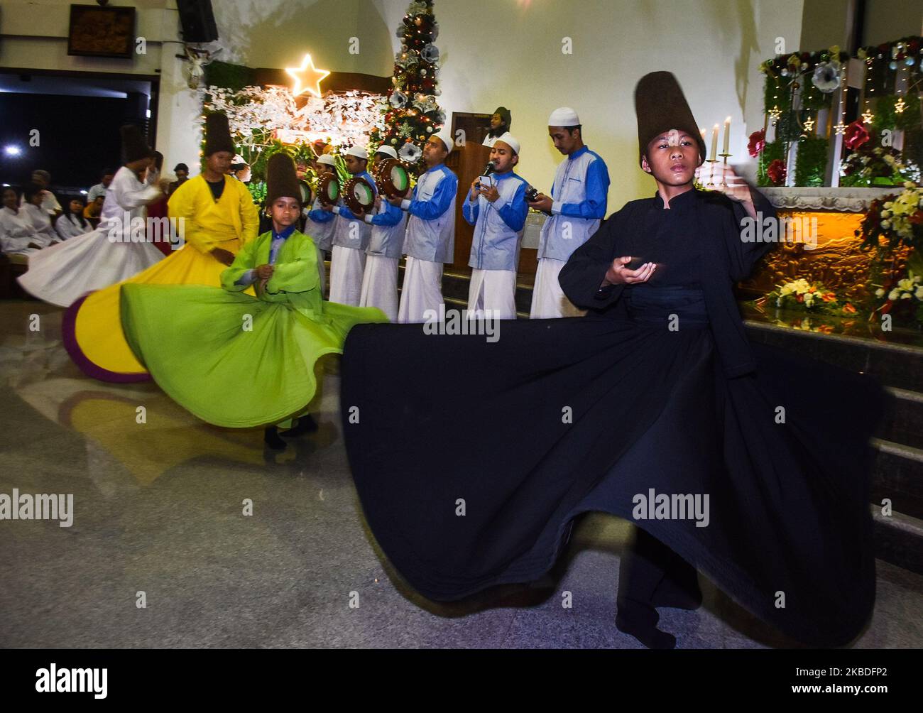 Rebana-Musik und Sufi-Tanz (islamisch) begleiten die Weihnachtsmesse in der katholischen Kirche St. Vincentius, Malang City, Ost-java, Indonesien, am 25. Dezember.die Begleitung von Rebana-islamischer und katholischer religiöser Musik aus der Gemeinde (Gusdurian Muda) in Malang. Begleiten Sie Pastoren in die Kirche. Diese Aktivitäten sollen die Freundschaft stärken und die interreligiöse Toleranz in Indonesien stärken. Indonesien ist das Land mit der größten muslimischen Bevölkerung der Welt und das Christentum ist das zweitgrößte, dann Hindu und Buddhist. Geschützt durch das staatliche Recht, jeder Bürger bei der Durchführung von religiösen Gottesdienst Stockfoto