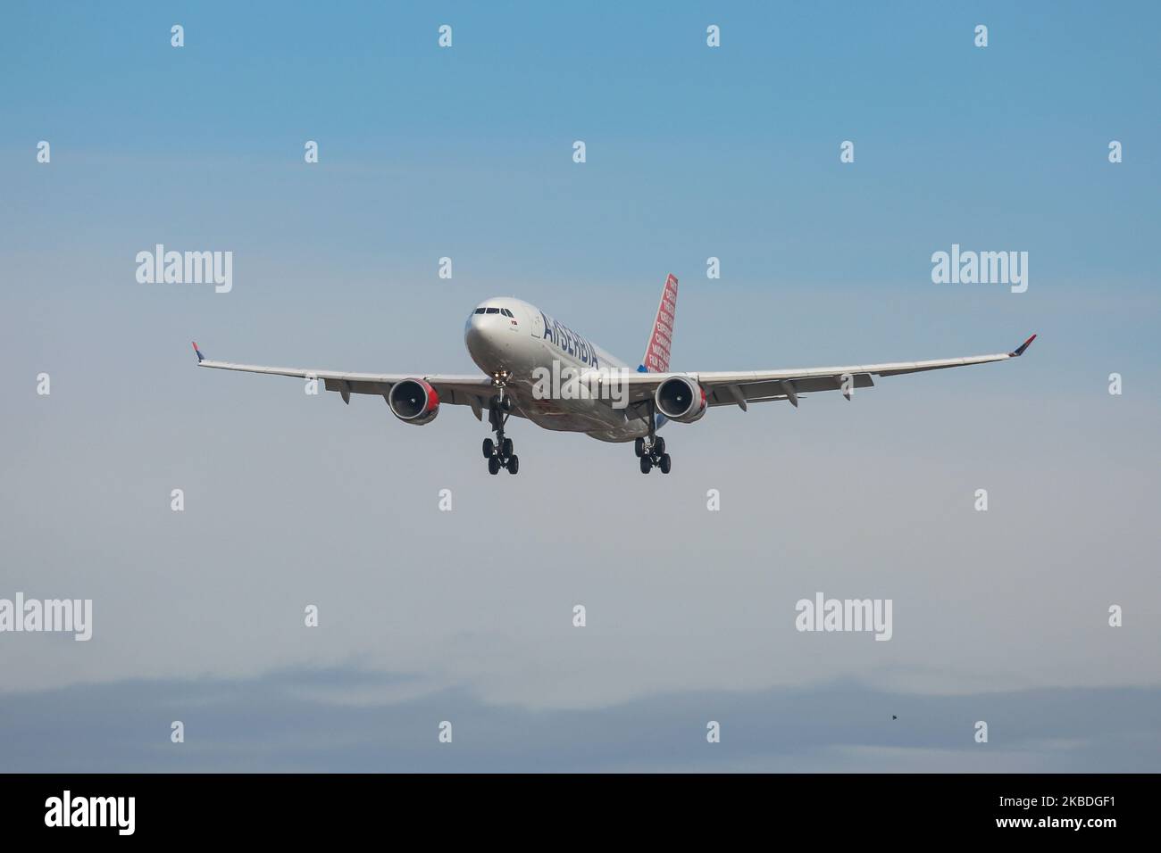 Air Serbia Airbus A330-200 mit der Registrierung YU-ARA, wie bei der endgültigen Landung auf dem New York JFK KJFK John F. Kennedy International Airport in blauem Himmel zu sehen. Das Großraumflugzeug Airbus A330 trägt die Registrierung YU-ARA, den Namen Nikola Tesla, ist mit dem Logo „Serbia creates“ in Sonderfarben gestrichen und verfügt über 2x GE-Düsentriebwerke. Die Fluggesellschaft JU ASL AirSerbia verbindet die serbische Hauptstadt Belgrad mit NYC. Die Fluggesellschaft gehört der Regierung Serbiens und Etihad Airways. 14. November 2019 - New York City, USA (Foto von Nicolas Economou/NurPhoto) Stockfoto
