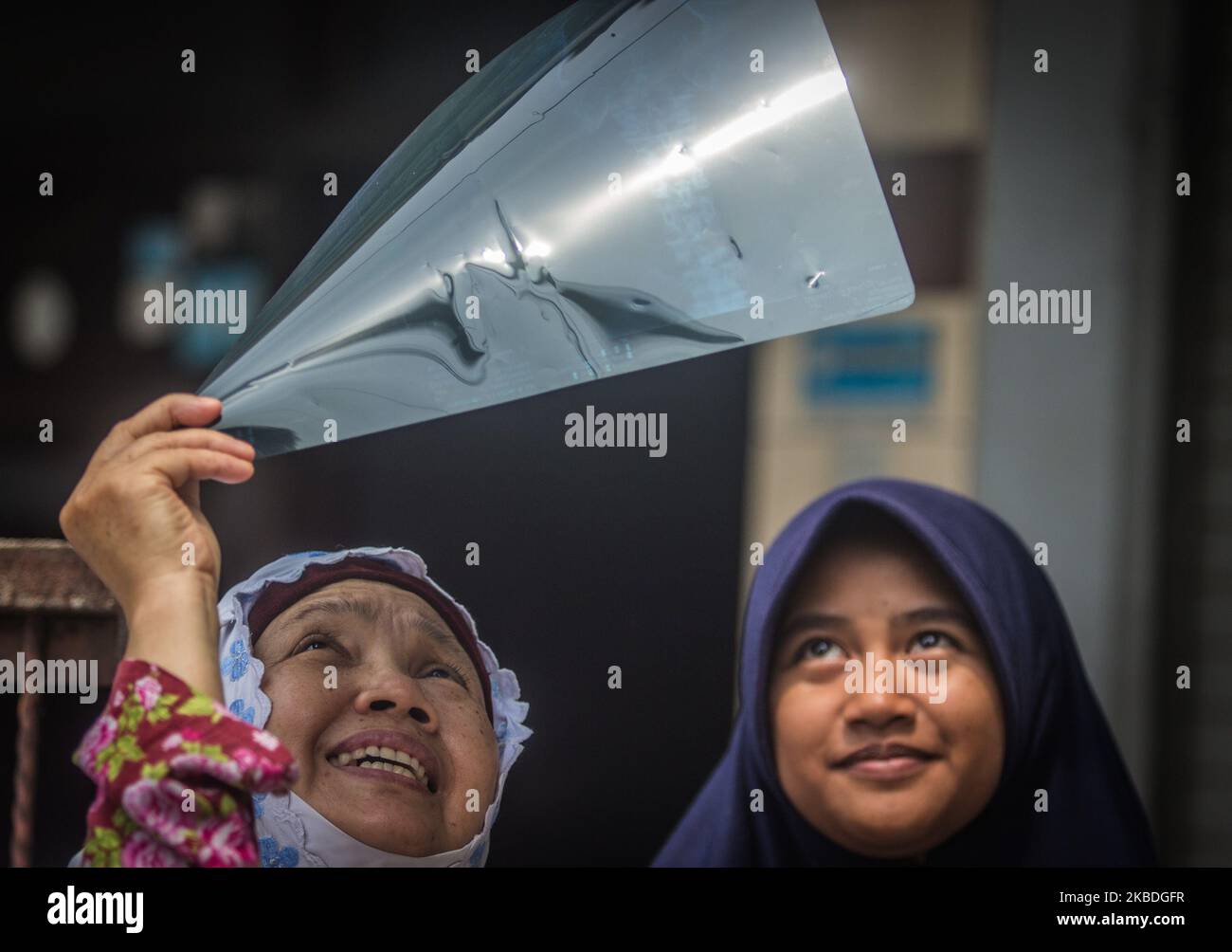 Indonesische muslime nutzen Röntgenbilder, um die ringförmige Sonnenfinsternis an der Al-Fallah Moschee in Mojokerto, Ost-Java, am 26. Dezember 2019 zu beobachten. (Foto von WF Sihardian/NurPhoto) Stockfoto