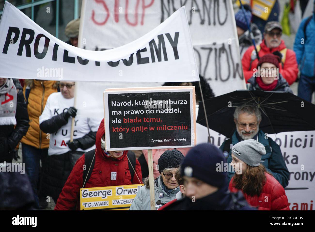 Ein Protestler hält ein Zeichen mit den Worten: „Eine Nation, die empört ist, hat ein Recht auf Hoffnung, aber wehe dem, der schweigend verrottet“, während einer Demonstration in Warschau, Polen, am 23. Dezember 2019 gegen die plötzliche Suspendierung von Pawel Juszczyszyn. Juszczyszyn ist ein Richter aus Olsztyn in Nordpolen, der abrupt suspendiert wurde, nachdem er die Ernennung eines weiteren Richters durch den Nationalrat der Justiz (KRS) kritisiert hatte, der die Klagen gegen die Justiz überwacht und größtenteils unter politischer Kontrolle der aktuellen, euroskeptischen Partei für Recht und Gerechtigkeit steht. Die polnische Regierung wurde von heftig kritisiert Stockfoto