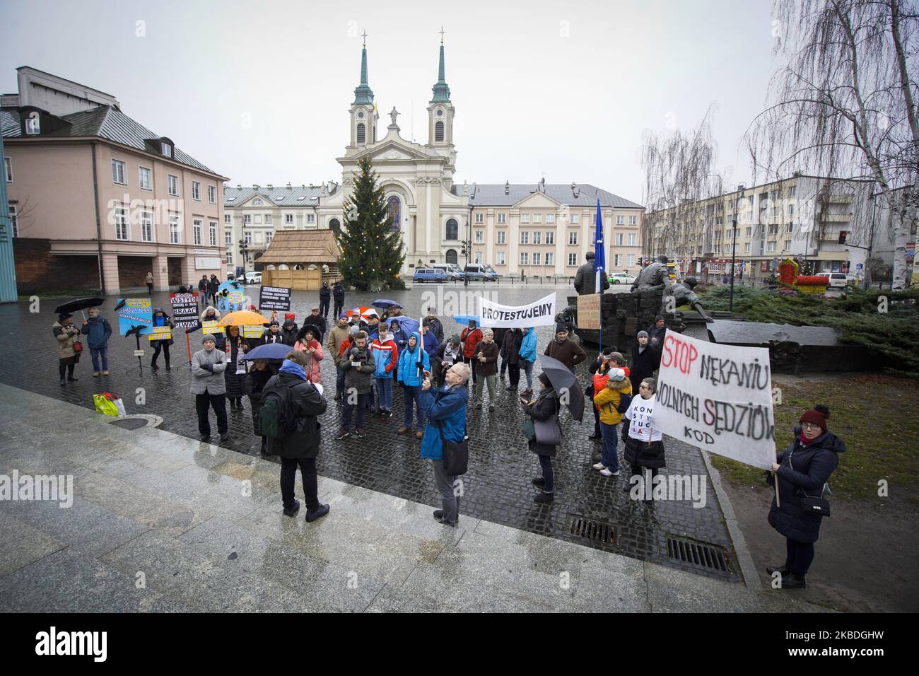 Mehrere Dutzend Demonstranten sind bei einer Demonstration vor dem Obersten Gerichtshof in Warschau am 23. Dezember 2019 gegen die plötzliche Suspendierung von Pawel Juszczyszyn zu sehen. Juszczyszyn ist ein Richter aus Olsztyn in Nordpolen, der abrupt suspendiert wurde, nachdem er die Ernennung eines weiteren Richters durch den Nationalrat der Justiz (KRS) kritisiert hatte, der die Klagen gegen die Justiz überwacht und größtenteils unter politischer Kontrolle der aktuellen, euroskeptischen Partei für Recht und Gerechtigkeit steht. Die polnische Regierung wurde von der EU heftig kritisiert und gefährdet die Unabhängigkeit der Justiz und Stockfoto