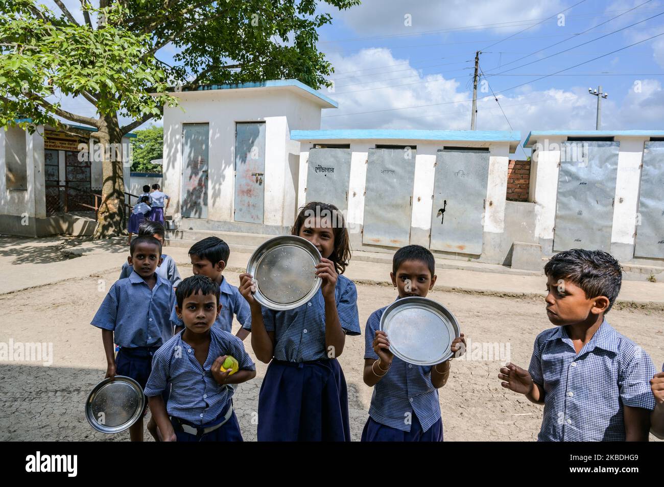 Studenten warten am 28. Dezember 2019 in der Tiffin Break in Tehatta, Indien, auf eine Mittagsmahlzeit. Das Mittagsessen-Programm ist ein Schulessen-Programm der indischen Regierung, das darauf ausgerichtet ist, die Ernährungslage von Kindern im schulpflichigen Alter landesweit zu verbessern. (Foto von Soumyabrata Roy/NurPhoto) Stockfoto