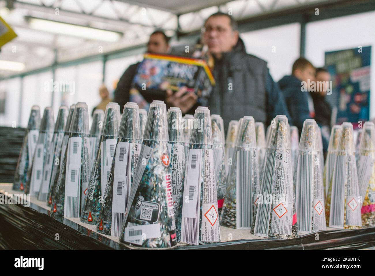 Käufer überprüfen das Produkt während des Lagerverkaufs in Eitorf, Köln, Deutschland am 28. Dezember 2019. Rund 6000 Menschen kommen heute zum ersten Tag WECO Fireworks in-House Factory Sale in Eitorf. Der Verkauf ist nur in drei Tagen bis zum Vorabend des neuen Jahres möglich. (Foto von Ying Tang/NurPhoto) Stockfoto