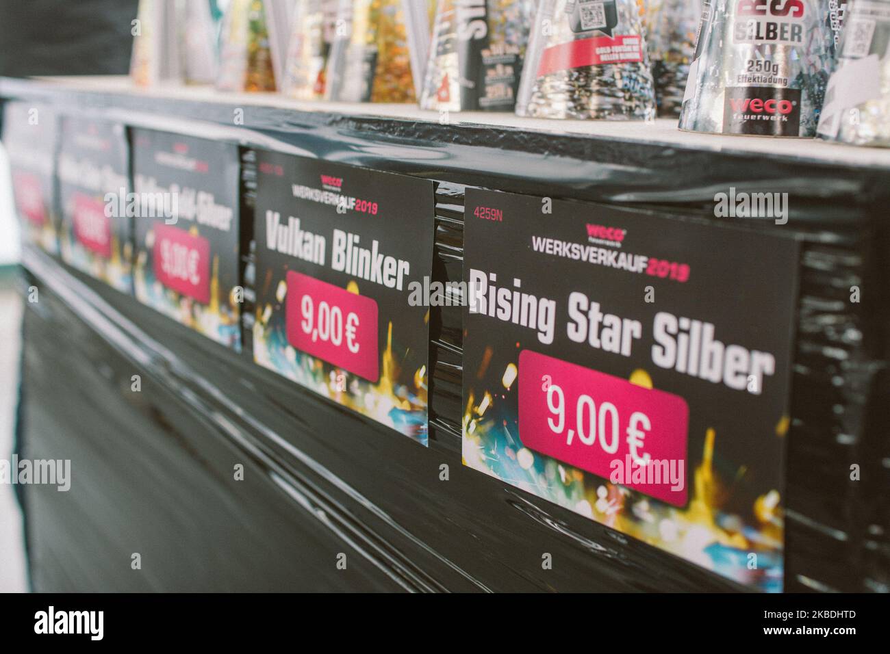 Die Preisschilder sind beim Lagerverkauf in Eitorf, Köln, am 28. Dezember 2019 zu sehen. Rund 6000 Menschen kommen heute zum ersten Tag WECO Fireworks in-House Factory Sale in Eitorf. Der Verkauf ist nur in drei Tagen bis zum Vorabend des neuen Jahres möglich. (Foto von Ying Tang/NurPhoto) Stockfoto
