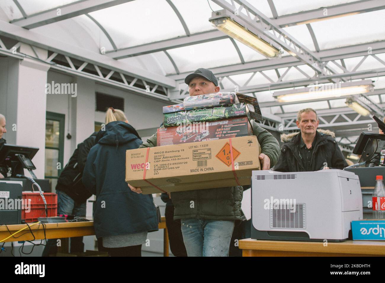 Der Käufer führt während des Lagerverkaufs am 28. Dezember 2019 in Eitorf, Köln, Feuerwerkskästen mit. Rund 6000 Menschen kommen heute zum ersten Tag WECO Fireworks in-House Factory Sale in Eitorf. Der Verkauf ist nur in drei Tagen bis zum Vorabend des neuen Jahres möglich. (Foto von Ying Tang/NurPhoto) Stockfoto
