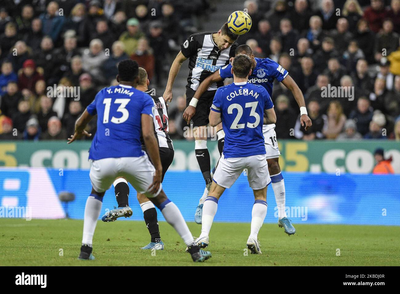 Federico Fernndez (18) von Newcastle United in einer Luftherausforderung mit Djibril Sidibe (19) von Everton während des Premier League-Spiels zwischen Newcastle United und Everton im St. James's Park, Newcastle am Samstag, dem 28.. Dezember 2019. (Foto von Iam Burn/MI News/NurPhoto) Stockfoto