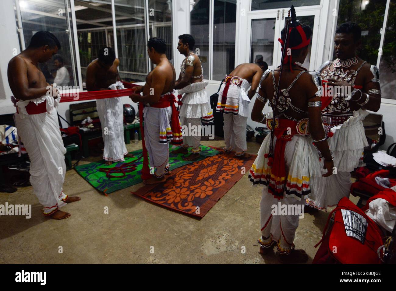 Traditionelle Tänzer Sri Lankas bereiten sich auf die traditionelle rituelle Zeremonie der Kohoba Kankariya in Kotte Rajamaha Viharaya Colombo, Sri Lanka, am 28. Dezember 2019 vor (Foto: Akila Jayawardana/NurPhoto) Stockfoto