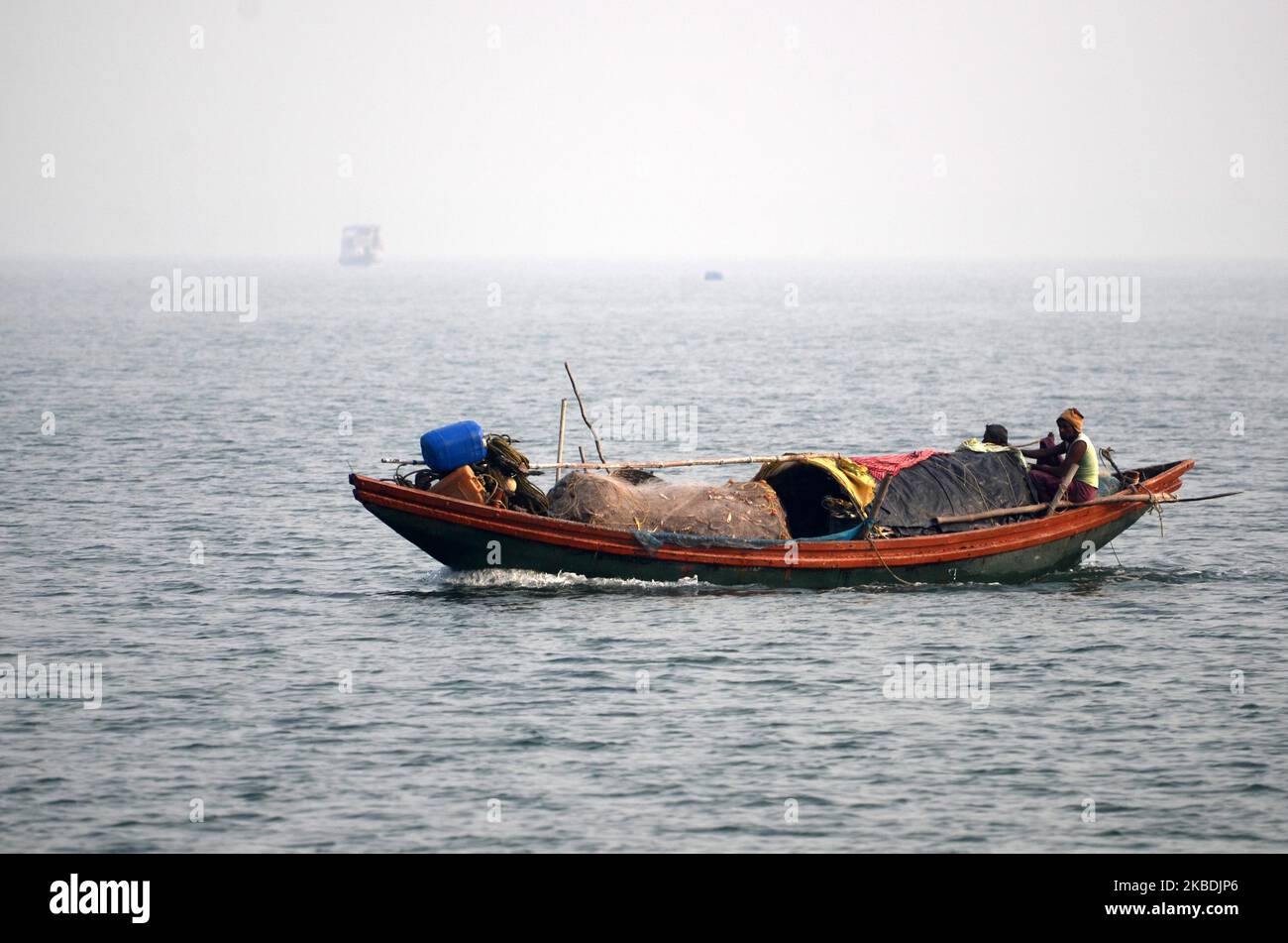 Indische Fischer fangen Fische in nebligen Morgen auf dem Matla Fluss im Sundarban, Süd 24 Parganas Bezirk von West Bengalen, Indien am Sonntag, 29.. Dezember 2019. Sundarbans ist der größte natürliche Mangrovenwald der Welt und gehört zum UNESCO-Weltkulturerbe. (Foto von Sonali Pal Chaudhury/NurPhoto) Stockfoto