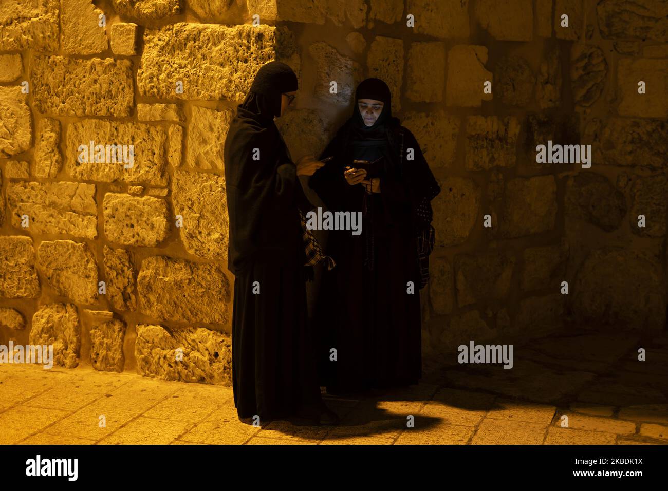 Zwei Pilger konsultieren am 10. Dezember 2019 in der Altstadt von Jerusalem, Israel, ihr Smartphone. (Foto von Joaquin Gomez Sastre/NurPhoto) Stockfoto