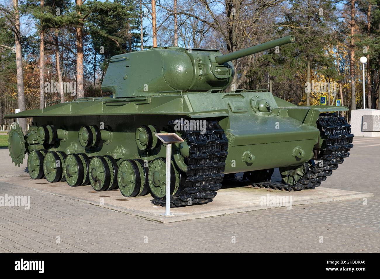 KIROVSK, RUSSLAND - 24. OKTOBER 2022: Der schwere sowjetische Panzer KV-1S ist an einem Oktobernachmittag aus der Nähe. Museum des „Durchbruchs der Belagerung von Leningrad“ Stockfoto