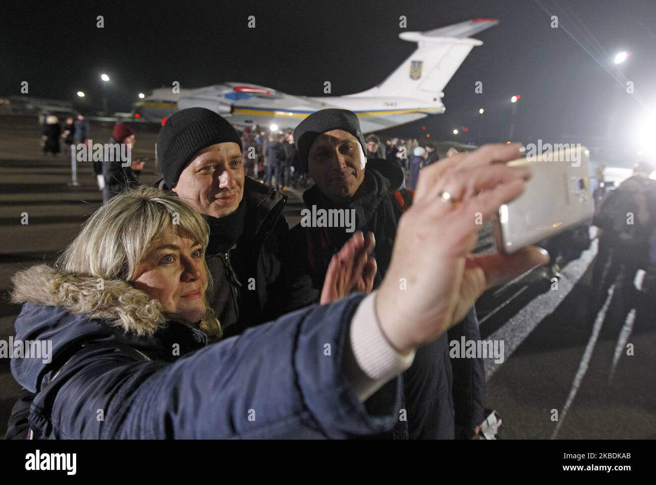 Kürzlich freigelassene ukrainische Gefangene machen am 29. Dezember 2019 ein Selfie bei einem Treffen mit Verwandten nach der Ankunft auf dem Flughafen Boryspil in der Nähe von Kiew, Ukraine, nachdem die Ukraine und prorussische Separatisten Gefangene ausgetauscht haben. Anfang, am 9. Dezember 2019, einigten sich die Führer unter anderem aus Frankreich, Deutschland, der Ukraine und Russland in Paris auf den Gefangenenaustausch nach der Formel „alles für alle“, so die Medien. (Foto von STR/NurPhoto) Stockfoto