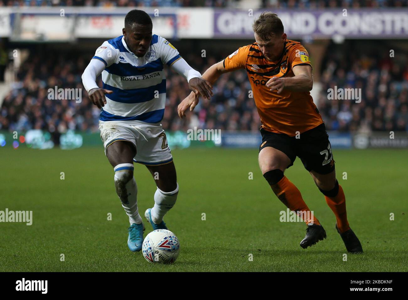 Bright Osayi-Samuel von den Queens Park Rangers und Stephen Kingsley von Hull City, die während des Sky Bet Championship-Spiels zwischen den Queens Park Rangers und Hull City am Samstag, dem 28.. Dezember 2019 im Loftus Road Stadium, London, für den Ball spielen. (Foto von Jacques Feeney/MI News/NurPhoto) Stockfoto