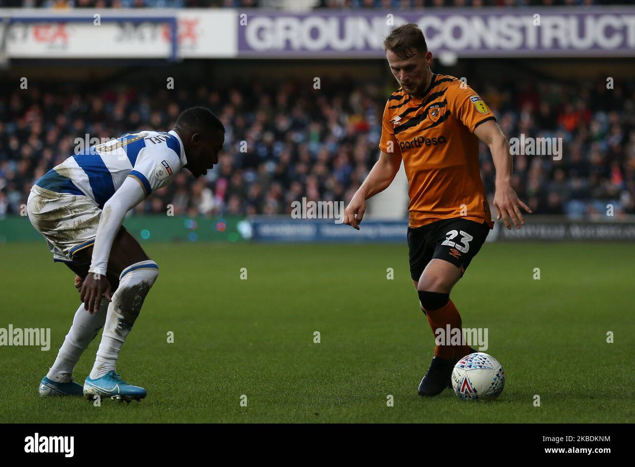 Stephen Kingsley von Hull City nimmt während des Sky Bet Championship-Spiels zwischen Queens Park Rangers und Hull City am Samstag, dem 28.. Dezember 2019 im Loftus Road Stadium, London, gegen die hellen Osayi-Samuel von den Queens Park Rangers an. (Foto von Jacques Feeney/MI News/NurPhoto) Stockfoto