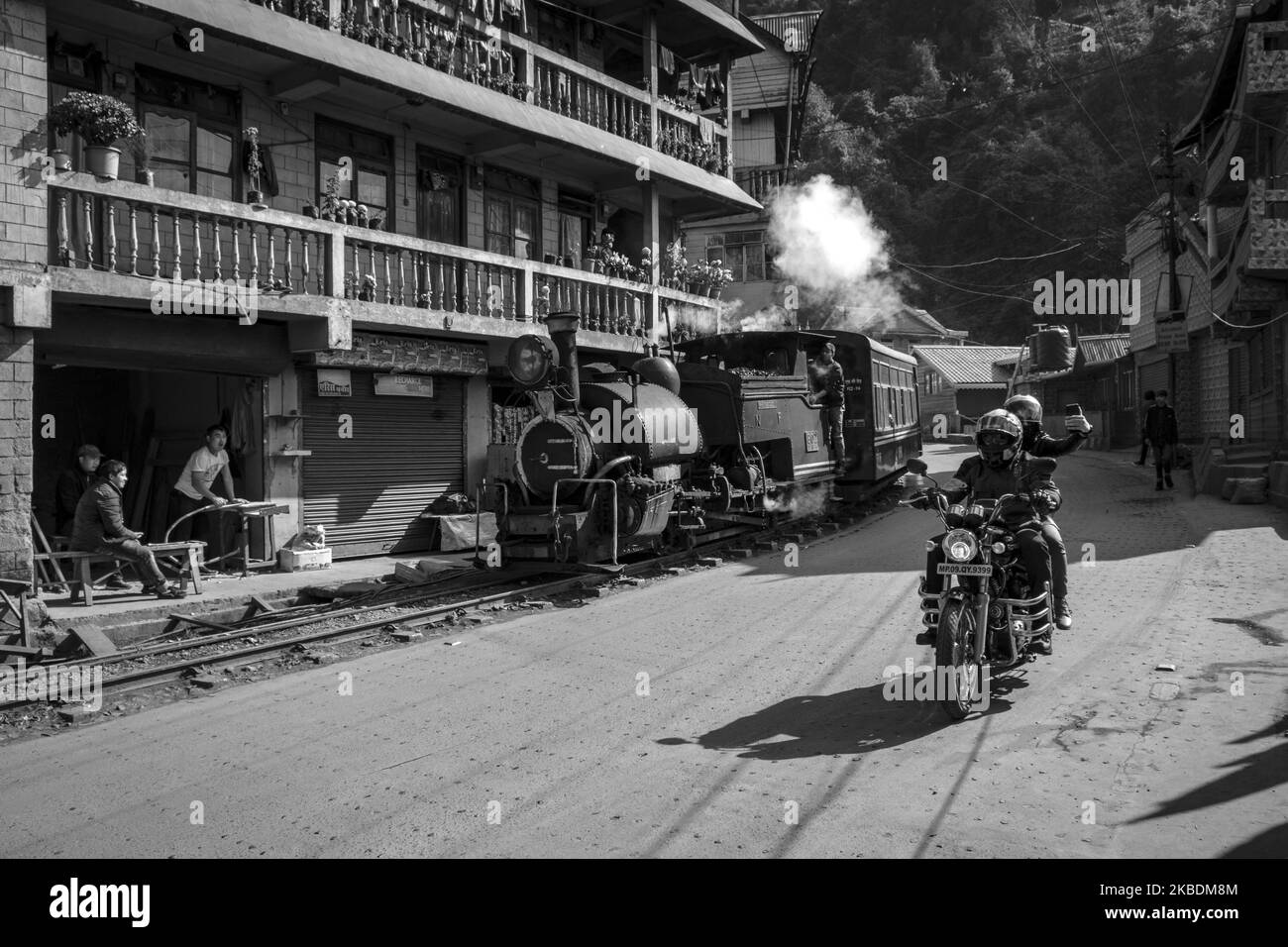 (ANMERKUNG DER REDAKTION: Bild wurde in Schwarz-Weiß umgewandelt) Ein Reisender macht am 20.. Dezember 19 in Darjeeling, Indien, ein Live-Video der Eisenbahn, während er parallel zum Zug ein Fahrrad fährt. Darjeeling Himalayan Railway ist eine der ältesten zwei Meter Spurweite in Indien, die von den Briten besiedelt wurde. Heute wurde es am 5.. Dezember 1999 zum UNESCO-Weltkulturerbe erklärt. (Foto von Dipayan Bose/NurPhoto) Stockfoto